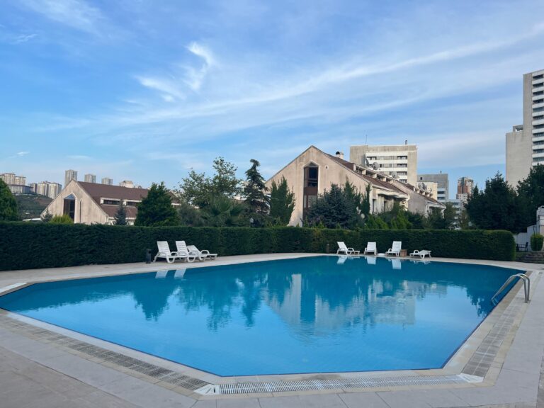 BAHÇEŞEHİR.. BOĞAZKÖY’DE… HAVUZLU SİTEDE… 5+2 TRİPLEX VİLLA